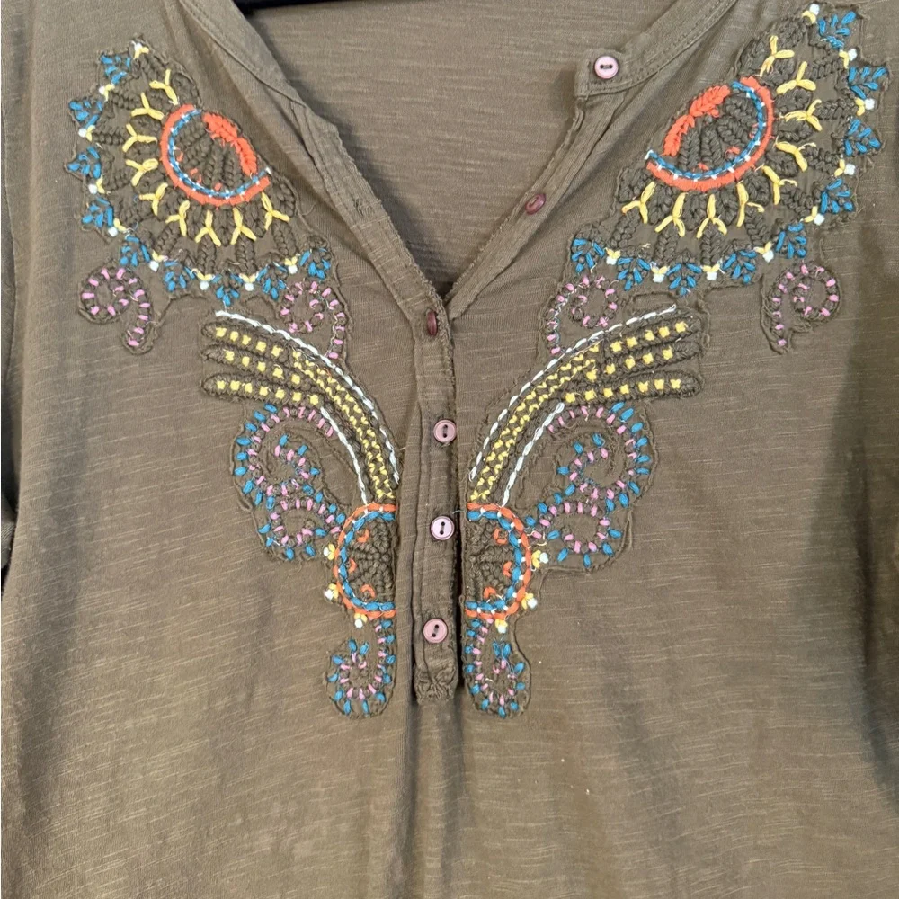 Anthropologie Akemi + Kin Embroidered Boho Henley Top XL - Picture 4 of 11